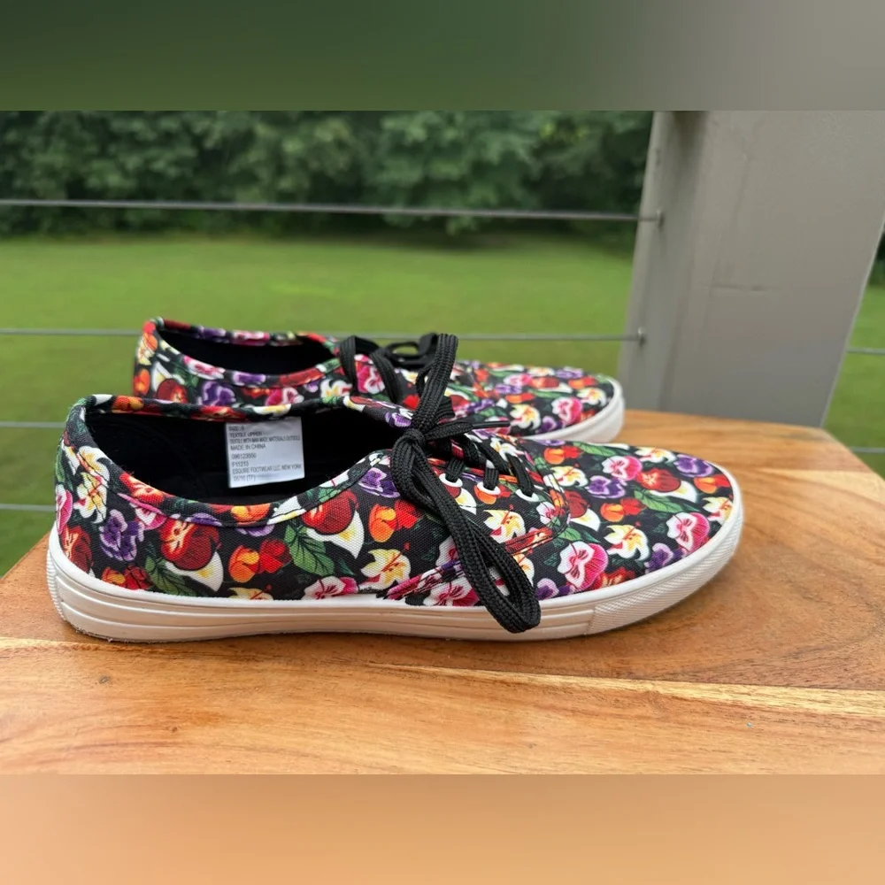 Disney Alice in Wonderland floral tennis shoes. Size 9.